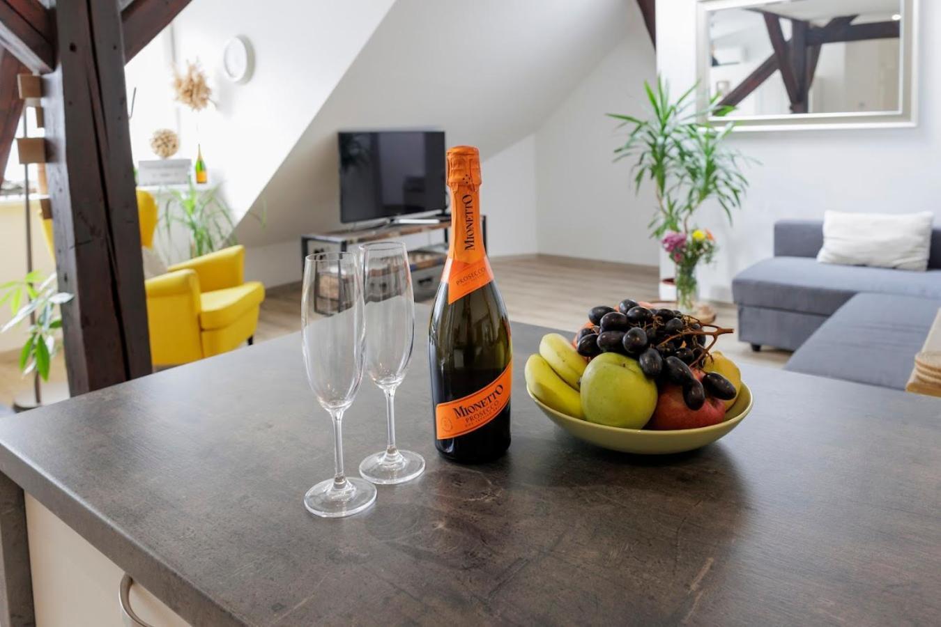 Vip Apartment In Old Town With Free Parking Bratislava Exterior photo